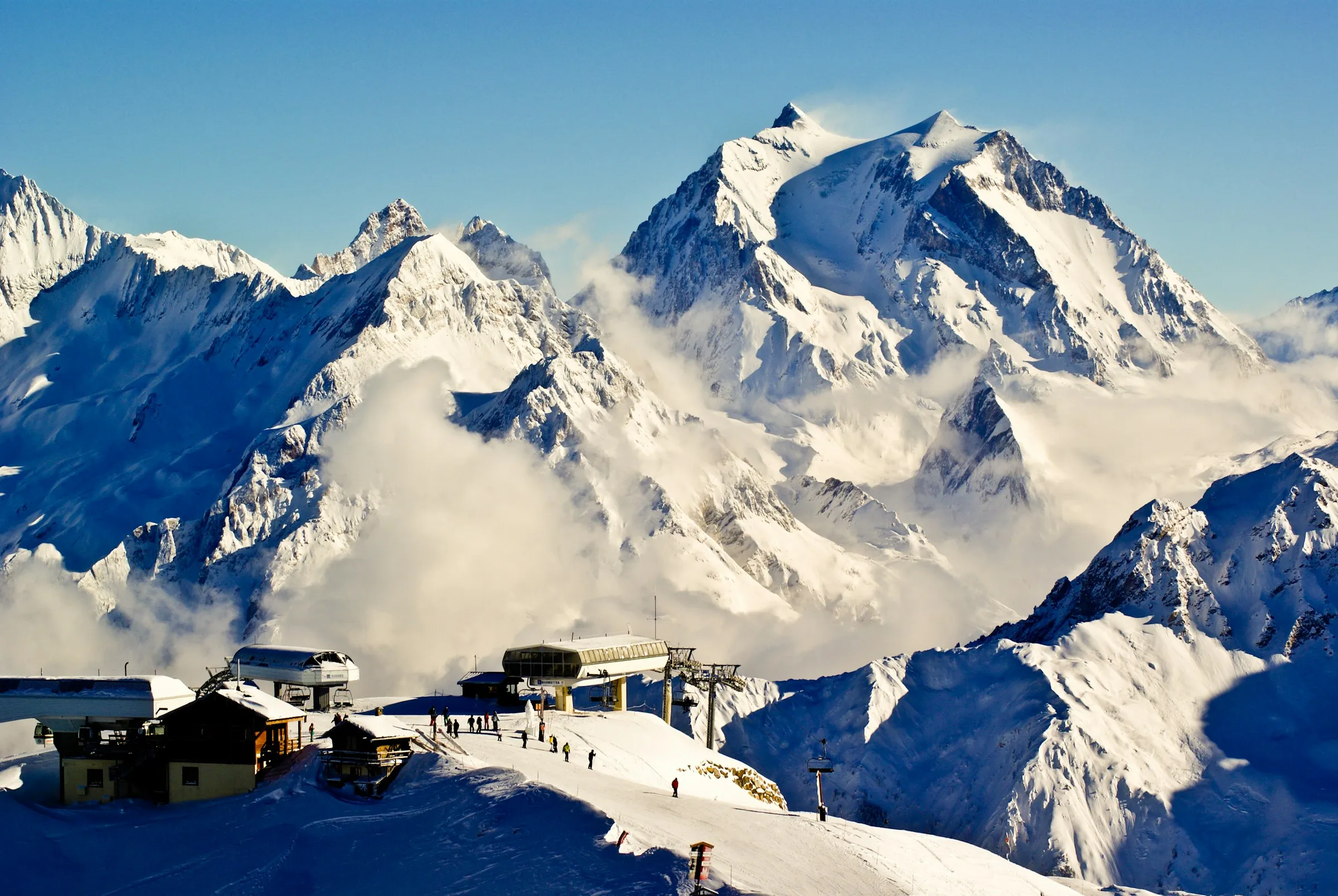 Near Cheval Blanc Courchevel: Snow-covered peaks of Les 3 Vallées