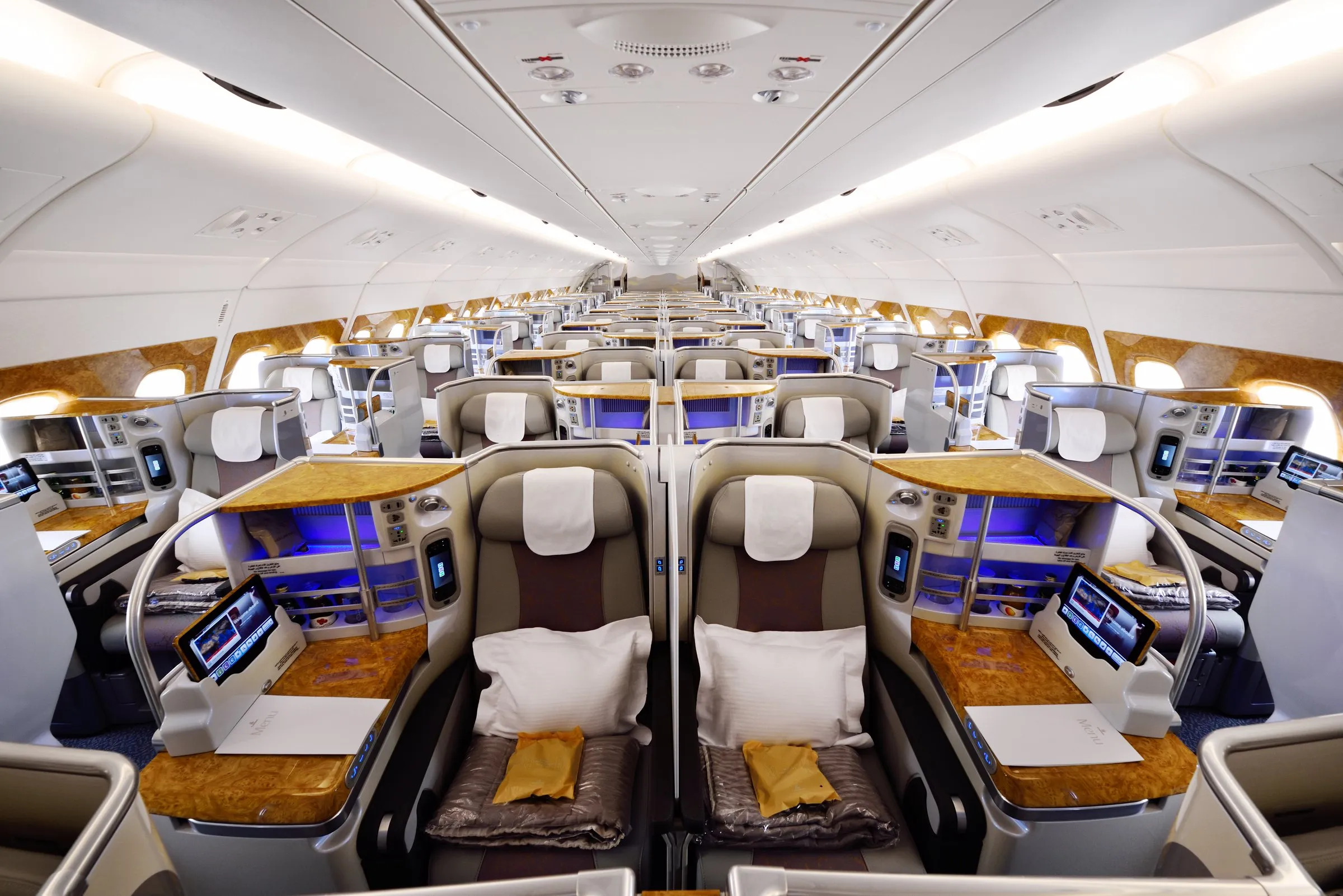 A pair of Emirates business class seats in the middle of the cabin