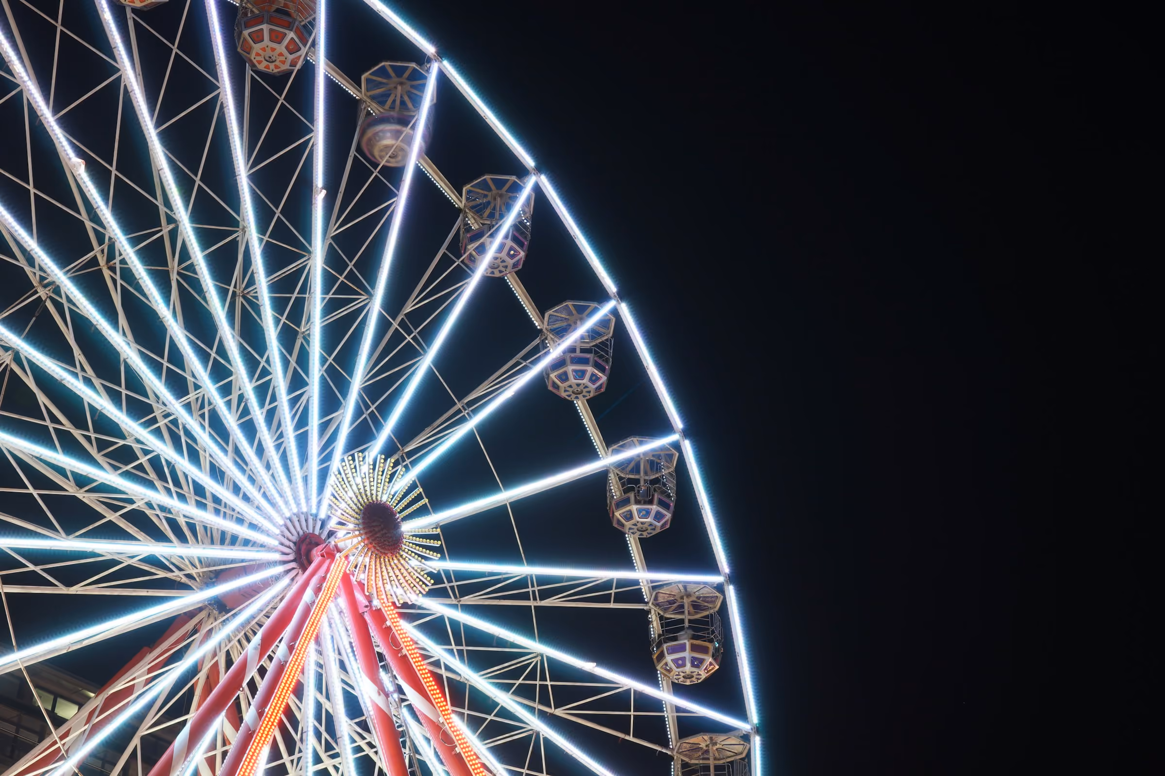 An observation wheel lit at night